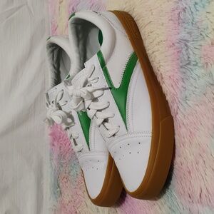 (X-106) Airwalk Maaxel J Sneakers Sz.10 Hardly Worn